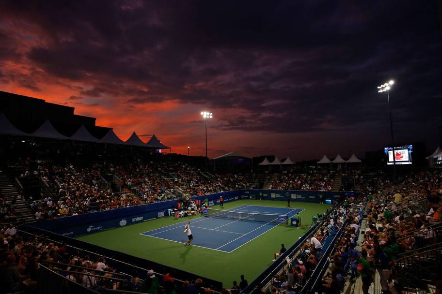 Da un tramonto all&#39;altro. Atalnta Open: una veduta del campo centrale all&#39;imbrunire durante il match esibizione tra Andy Roddick e Frances Tiafoe. Roddick, ritiratosi nel 2012, ha battuto il connazionale in due set (Afp)